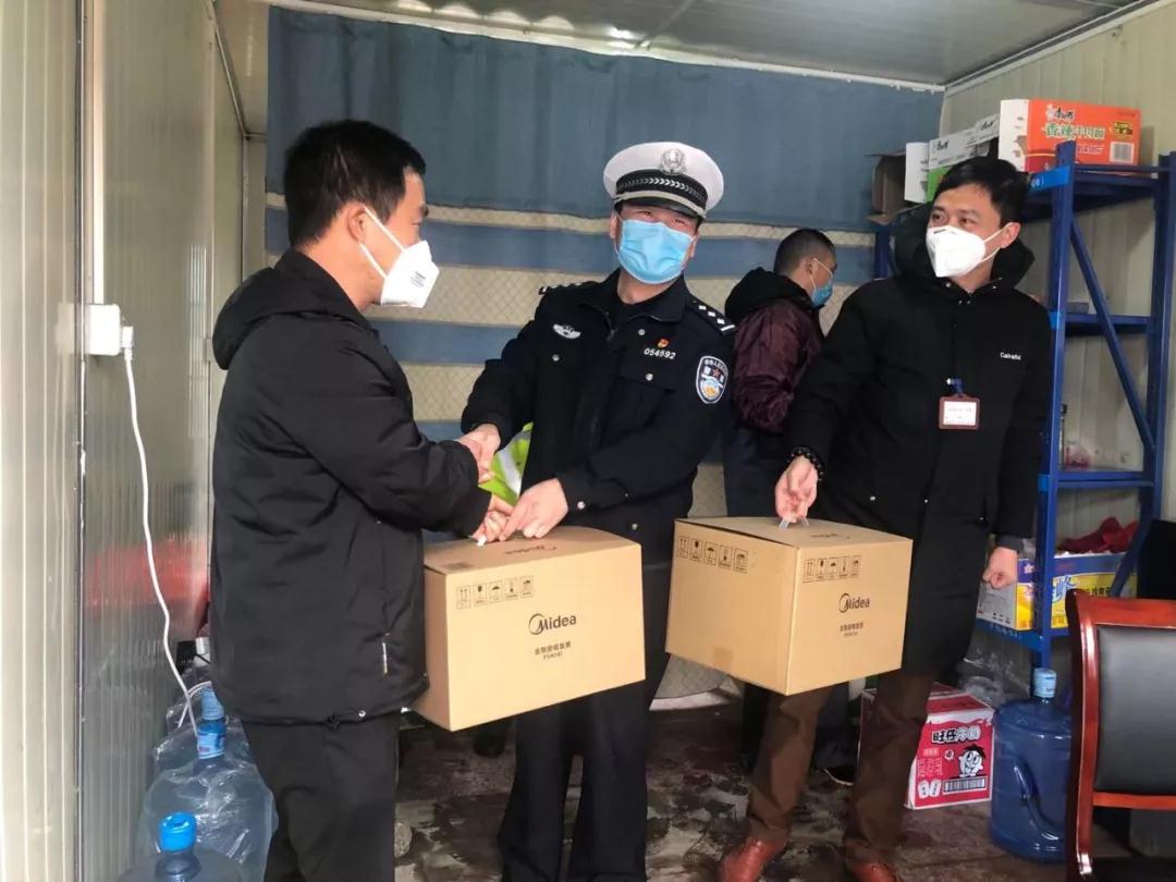 云峰慰問抗疫人員.jpg 云峰慰問抗疫人員.jpg